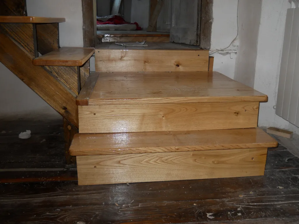 schody z drewna w trakcie budowy